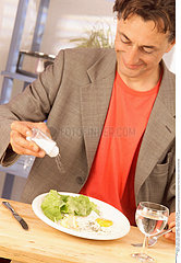 ALIMENTATION HOMME CRUDITE!!MAN EATING SALAD