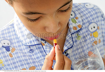 THERAPEUTIQUE ENFANT!CHILD TAKING MEDICATION