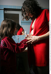 FEMME ENCEINTE & ENFANT!PREGNANT WOMAN & CHILD