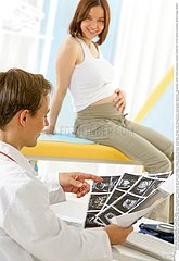 CONSULT. HOPITAL FEMME ENCEINTE!PREGNANT WOMAN AT HOSP. CONSULT.