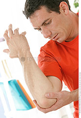 DOULEUR COUDE HOMME!MAN WITH PAINFUL ELBOW