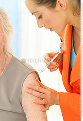 VACCIN 3EME AGE!VACCINATING AN ELDERLY PERSON