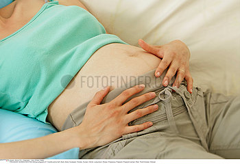 FEMME ENCEINTE INTERIEUR REPOS!PREGNANT WOMAN RESTING