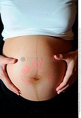 FEMME ENCEINTE INTERIEUR!PREGNANT WOMAN INDOORS