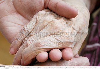 MAIN 3EME AGE!ELDERLY PERSON HAND