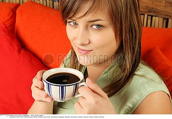 BOISSON CHAUDE FEMME!WOMAN WITH HOT DRINK