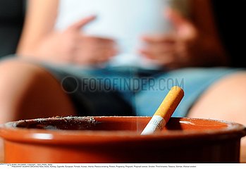 TABAC FEMME ENCEINTE!PREGNANT WOMAN SMOKING