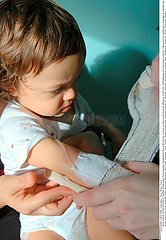 MALADE HOPITAL ENFANT INFIRMIER!SICK CHILD  HOSPITAL  MALE NURSE