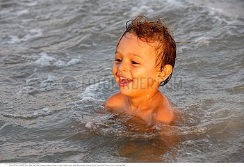 EXTERIEUR MER ENFANT!CHILD AT THE SEASIDE