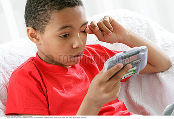 JEU VIDEO ENFANT!CHILD PLAYING WITH VIDEO GAME