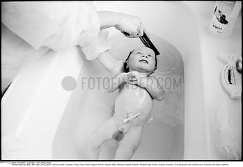 BAIN NOUVEAU NE!NEWBORN BABY TAKING A BATH