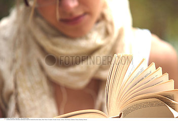 LECTURE FEMME LOISIR!WOMAN READING