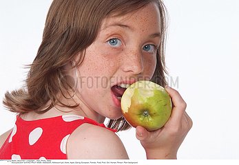 ALIMENTATION ADOLESCENT FRUIT!ADOLESCENT EATING FRUIT