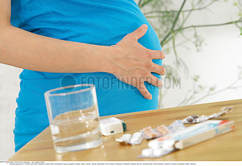MEDICAMENT FEMME ENCEINTE!PREGNANT WOMAN TAKING MEDICATION