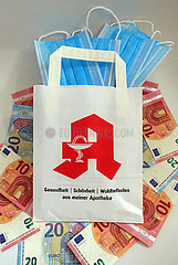 Berlin  Deutschland  Mund-Nasen-Schutze in einer Apothekertuete liegen auf Euroscheinen