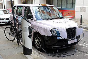 Windsor  Grossbritannien  Elektroauto-Taxi wird an einer oeffentlichen Ladesaeule aufgeladen