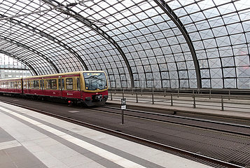 Berlin  Deutschland  S-Bahn der Linie 3 in Richtung Erkner faehrt im Hauptbahnhof ein
