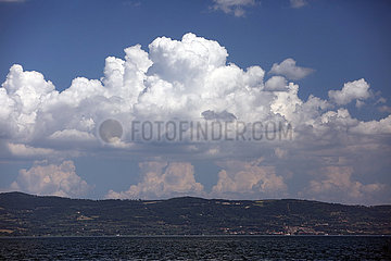 Capodimonte  Italien  Wolkenformation ueber dem Bolsenasee