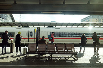 Frankfurt am Main  Deutschland  Reisende auf einem Bahnsteig im Hauptbahnhof