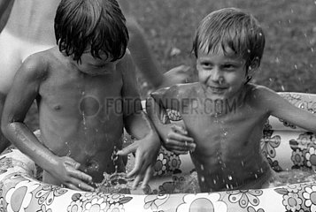 Berlin  Deutsche Demokratische Republik  Jungen baden im Sommer in einem Planschbecken