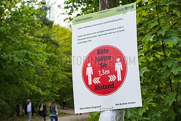Berlin  Deutschland: Hinweistafel ermahnt zum Abstandhalten im Grunewald