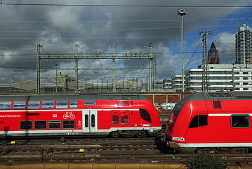 Frankfurt am Main  Deutschland  Regionalexpresse der Deutschen Bahn bei der Einfahrt in den Hauptbahnhof