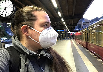 Berlin  Deutschland  Frau auf einem S-Bahnhof traegt in Zeiten der Coronapandemie eine Atemmaske