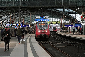 Berlin  Deutschland  Einfahrt einer Regionalbahn der Linie 21 in Richtung Wustermark im Hauptbahnhof