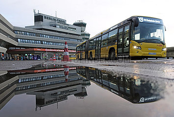 Berlin  Deutschland  BVG-Bus der Linie X9 vor dem Terminal des Flughafen Berlin-Tegel
