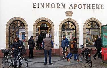 Speyer  Deutschland  Menschen stehen vor der Einhorn Apotheke an