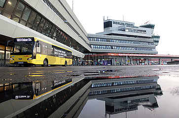 Berlin  Deutschland  BVG-Bus der Linie 128 vor dem Terminal des Flughafen Berlin-Tegel