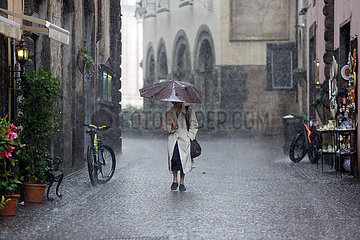 Orvieto  Italien  Frau bei Regenwetter auf einer Strasse