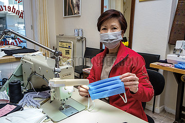 Berlin  Deutschland: Aenderungsschneiderin bei der Herstellung von Atemmasken