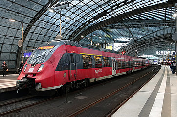 Berlin  Deutschland  Regionalexpress der Linie 1 in Richtung Berlin-Friedrichstrasse im Hauptbahnhof