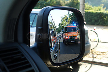 Berlin  Deutschland  Rettungswagen der Berliner Feuerwehr im rechten Rueckspiegel eines PKW
