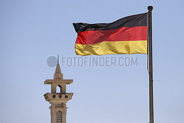 Doha  Katar  Nationalfahne der Bundesrepublik Deutschland weht vor einem Minarett