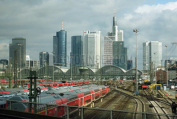 Frankfurt am Main  Deutschland  Blick auf das Bankenviertel und den Hauptbahnhof