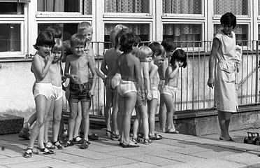 Berlin  Deutsche Demokratische Republik  Kinder und Erzieherin in einem Kindergarten