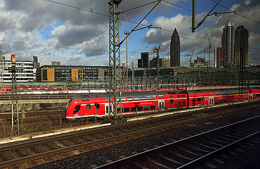 Frankfurt am Main  Deutschland  Main-Neckar-Ried-Express bei der Einfahrt in den Hauptbahnhof