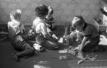 Berlin  Deutsche Demokratische Republik  Jungen spielen in einem Kindergarten mit Bausteinen