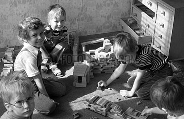 Berlin  Deutsche Demokratische Republik  Jungen spielen in einem Kindergarten mit Bausteinen