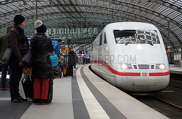 Berlin  Deutschland  Einfahrt eines ICE 1 im Hauptbahnhof