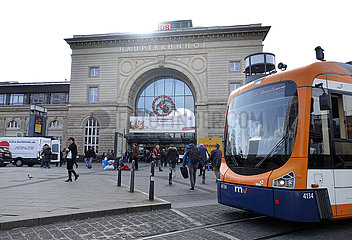 Mannheim  Deutschland  Menschen auf dem Weg zum Hauptbahnhof