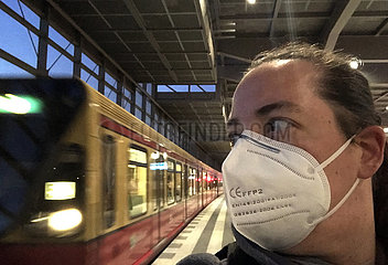 Berlin  Deutschland  Frau auf einem S-Bahnhof traegt in Zeiten der Coronapandemie eine Atemmaske