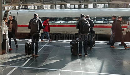 Frankfurt am Main  Deutschland  Reisende auf einem Bahnsteig im Hauptbahnhof