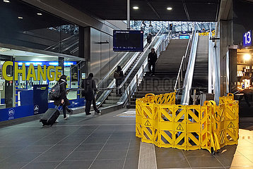 Berlin  Deutschland  Rolltreppe im Hauptbahnhof ist defekt