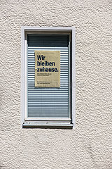Berlin  Deutschland: Wir bleiben zuhause Plakat in einem Fenster