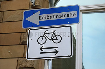 Mannheim  Deutschland  Verkehrsschilder: Einbahnstrasse und Fahrraeder beide Richtungen