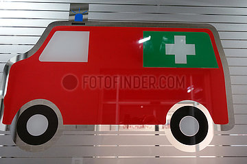 Berlin  Deutschland  Sticker eines Krankenwagens auf Fensterscheibe