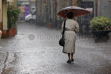 Orvieto  Italien  Frau bei Regenwetter auf einer Strasse